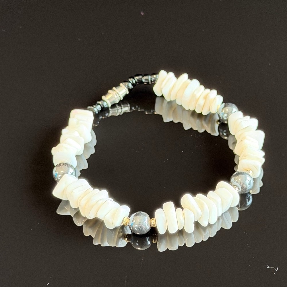 Vintage Style Glass Chip Bead Bracelet Black Cream Gold Tone 7.5 Boho